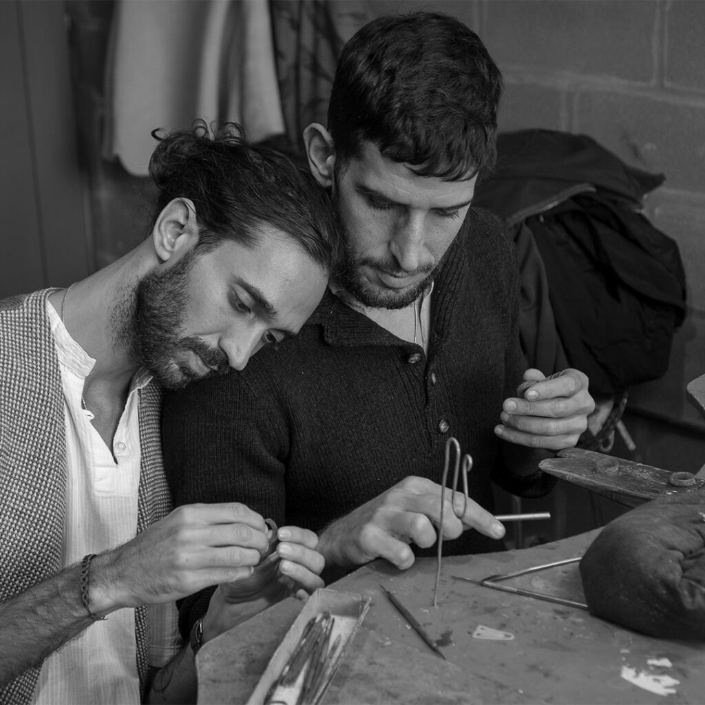 Los novios modelan sus anillos de compromiso en el taller